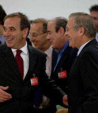 José Antonio Alonso bavarde avec Donald Rumsfeld