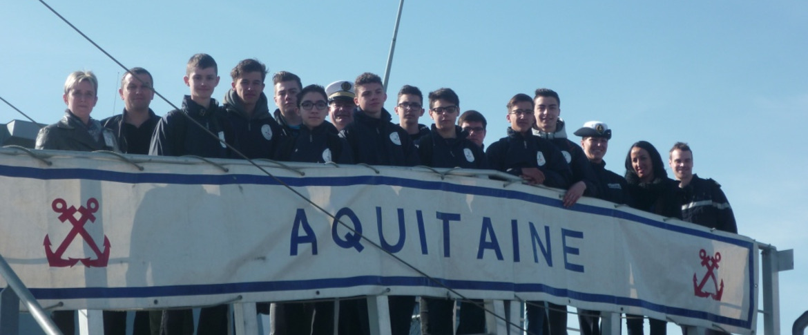 Des élèves de Bac Pro Aéronautique à bord de la frégate Aquitaine