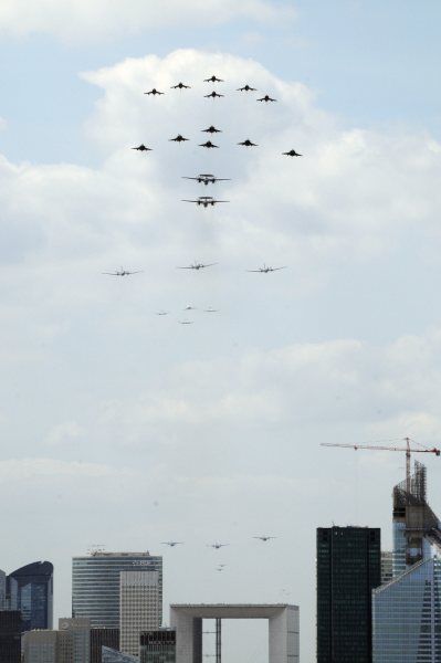 Entraînement des avions de la Marine pour le défilé aérien du 14 juillet