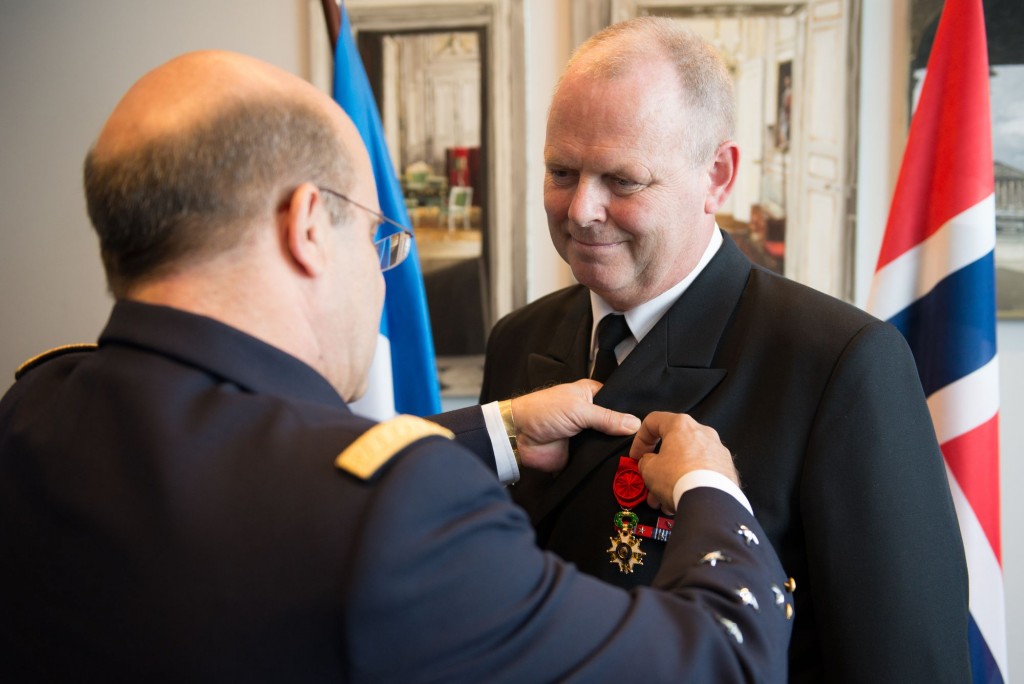 Le chef d’état-major de la marine remet la médaille d’officier de la Légion d'Honneur à son homologue norvégien