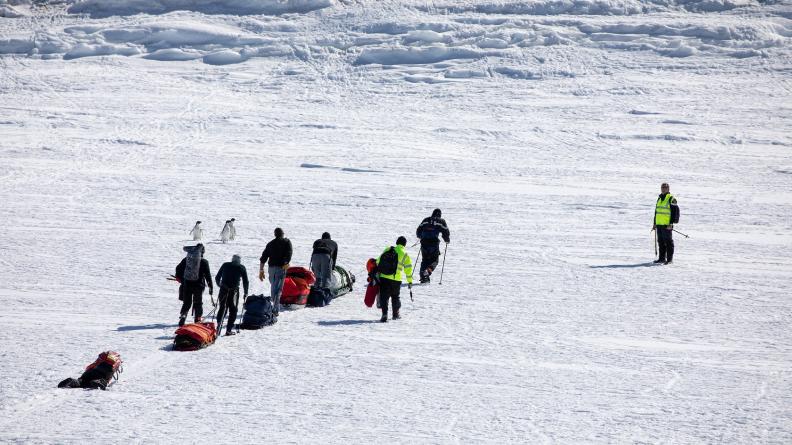 L'équipage du patrouilleur polaire L’Astrolabe s'entraîne à la survie en Antarctique