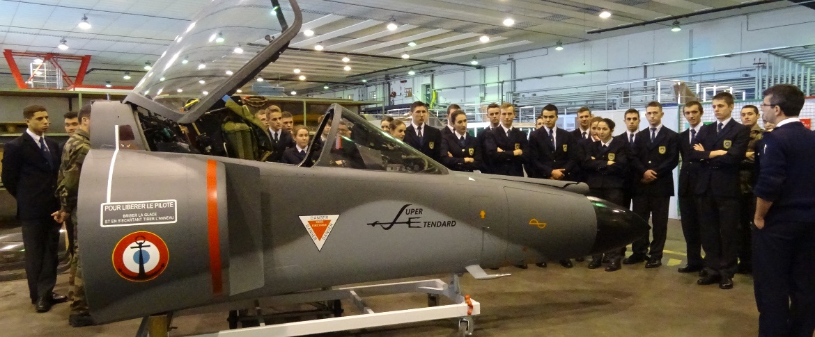 Des élèves des classes préparatoires aux grandes écoles du Prytanée national militaire reçus sur la base aéronautique navale (BAN) de Landivisiau