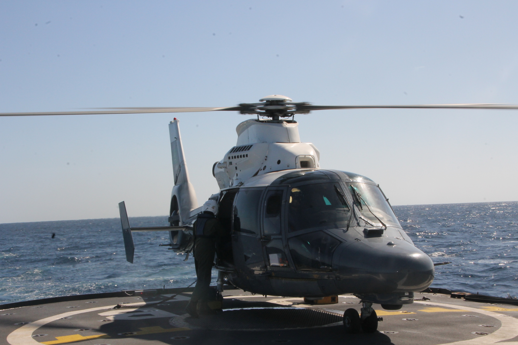 Un hélicoptère Panther de la marine saoudienne apponte sur la frégate Jean Bart