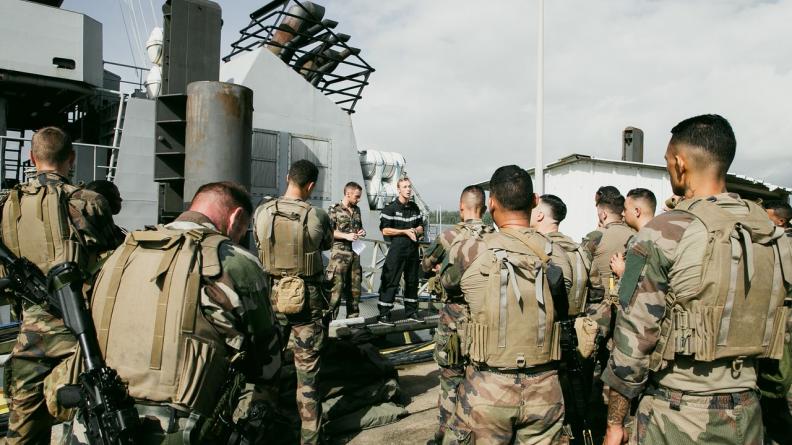 Des militaires de l'armée de terre sur le pont du patrouilleur La Confiance