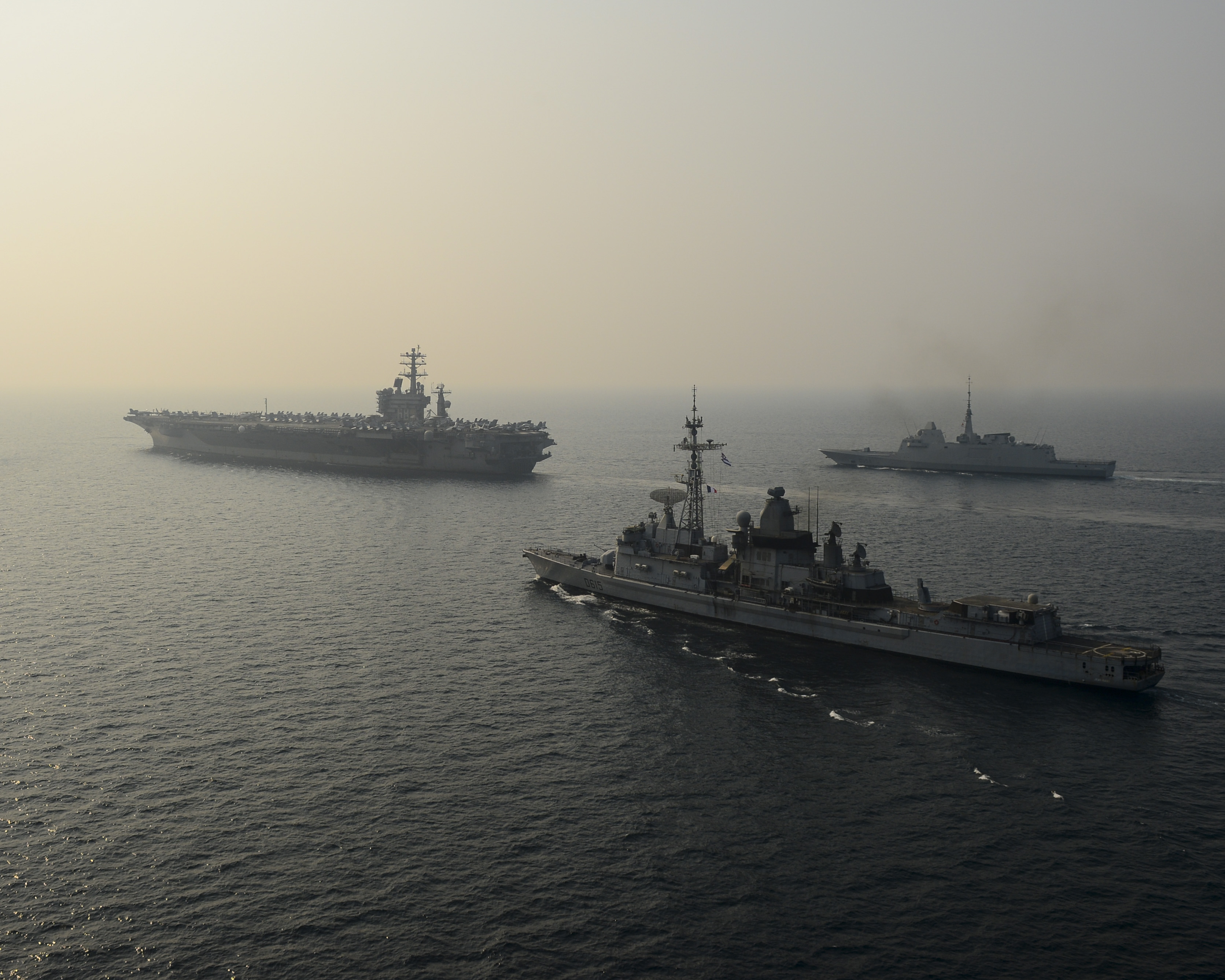 Le porte-avions américain USS Nimitz, la frégate de défense aérienne Jean Bart et la frégate Auvergne dans le golfe Arabo-Persique