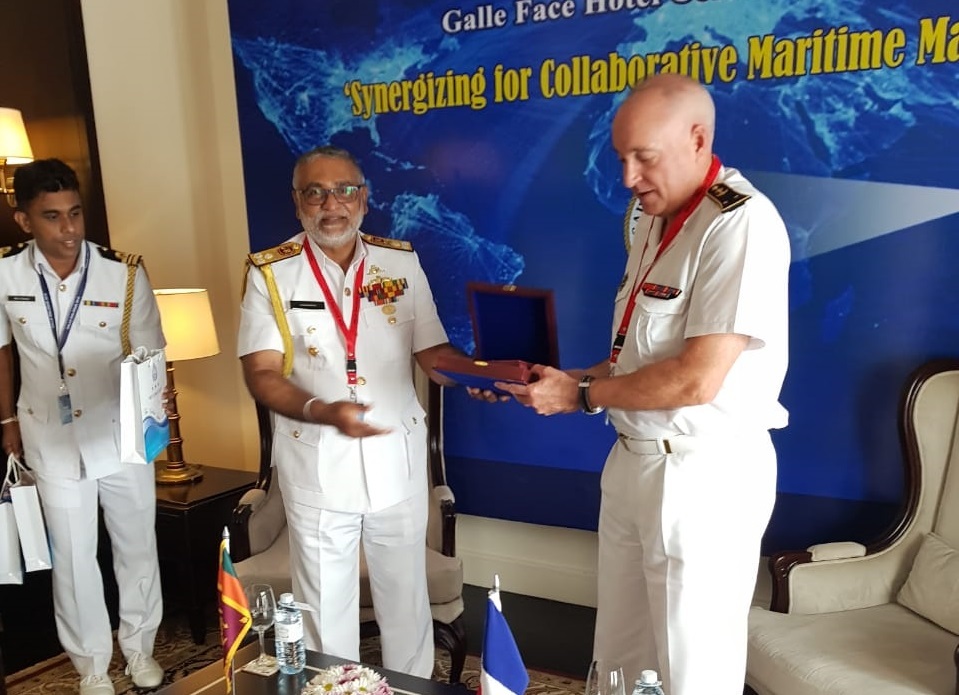 Le contre-amiral Didier Maleterre reçu par le commandant de la marine du Sri-Lanka