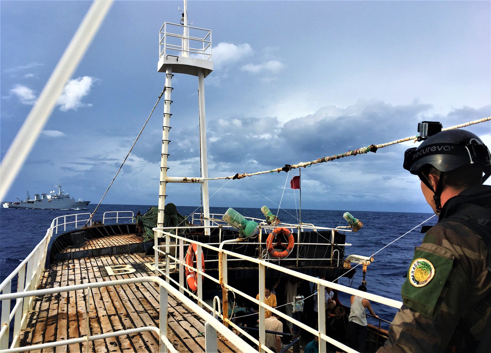 L'équipe de visite de l'Arago contrôle un navire de pêche chinois