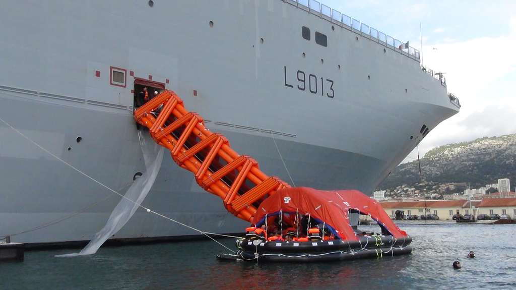 Renouvellement des « Marine Evacuation System » à bord du Mistral