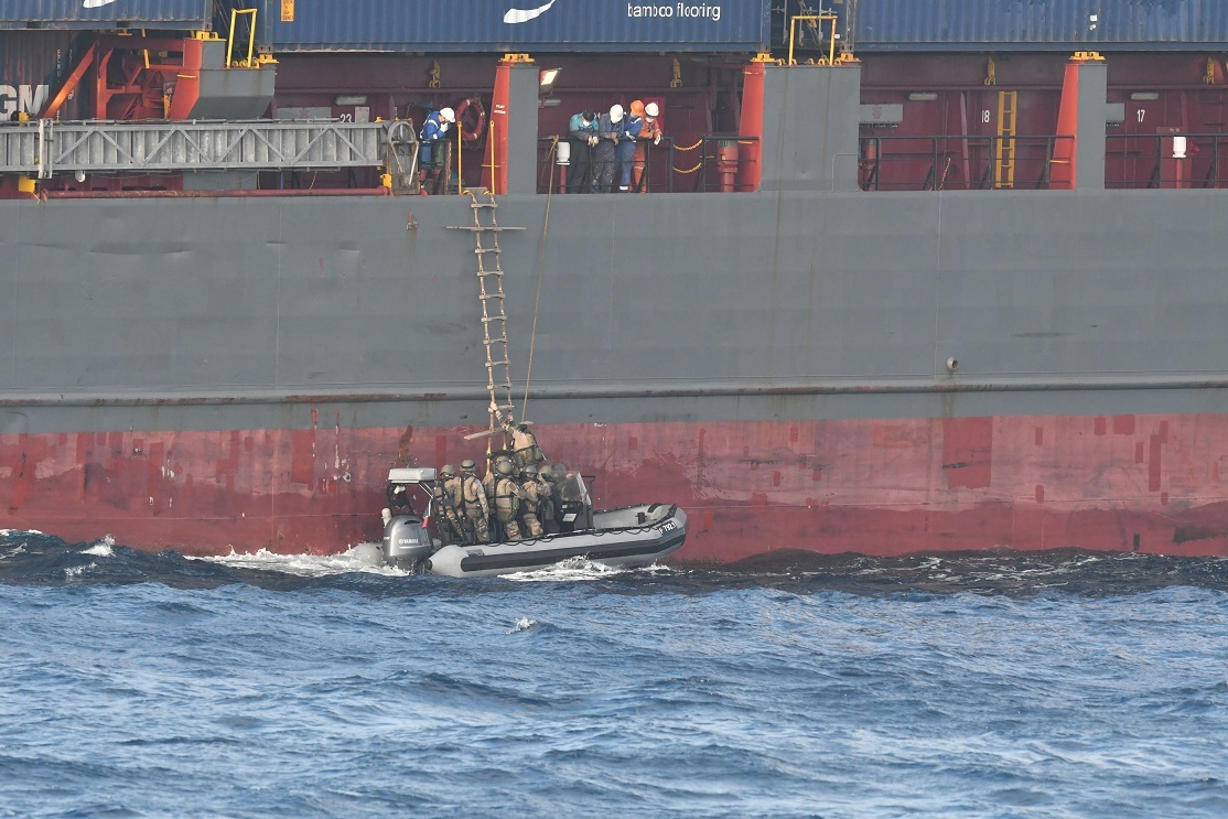 L'équipe de visite d'un bâtiment de la marine nationale effectue une approche amicale