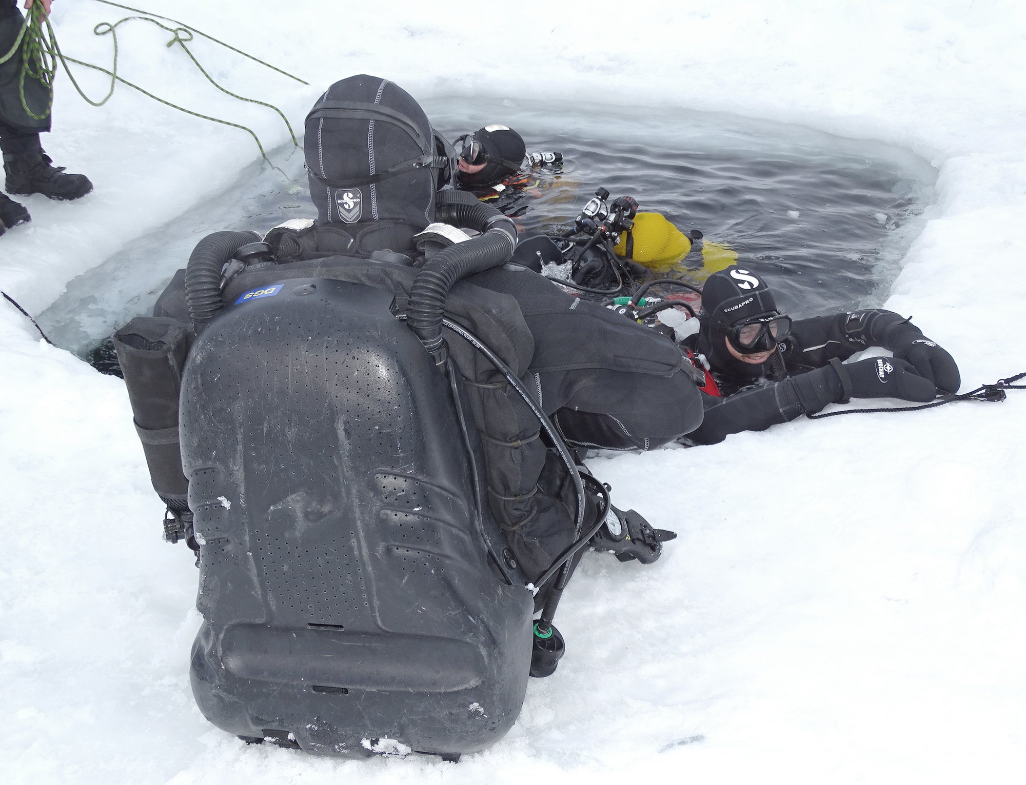 Des plongeurs de la CEPHISMER effectuent une plongée d’essais dans une eau glaciale
