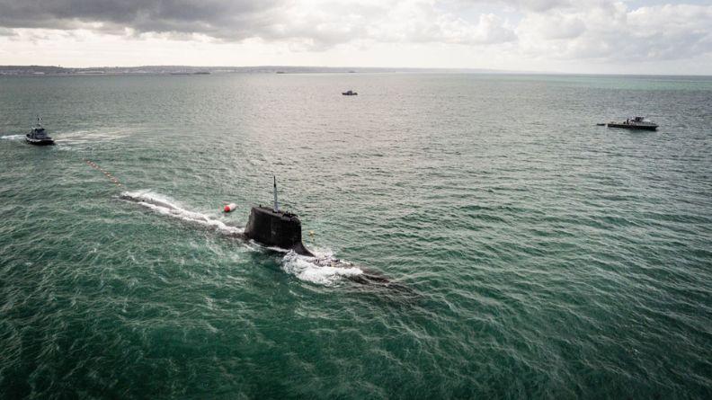 Le sous-marin Duguay-Trouin effectue sa plongée statique
