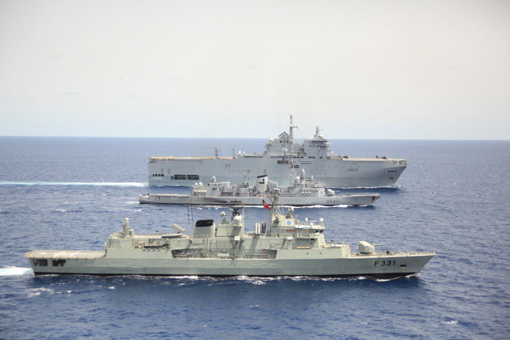 Le BPC Tonnerre et la frégate Georges Leygues croisent le navire-amiral de l’opération Atalante, la frégate portugaise Alvares Cabral