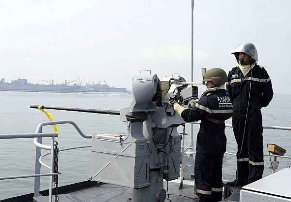 Des marins de la frégate Ventôse arment une mitrailleuse de 12,7 mm lors de l'appareillage