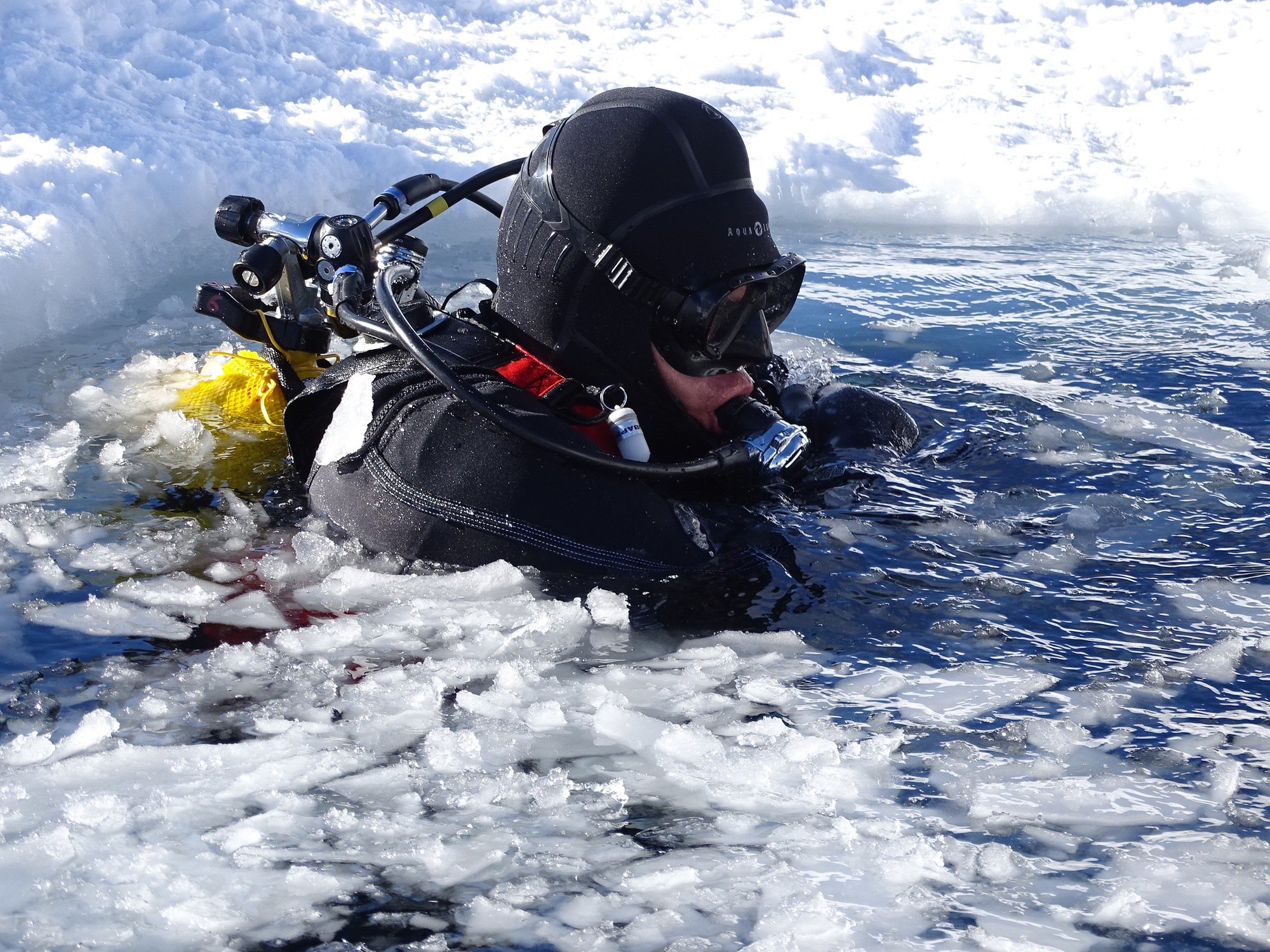 Un plongeur de la CEPHISMER effectue une plongée d’essais dans une eau glaciale
