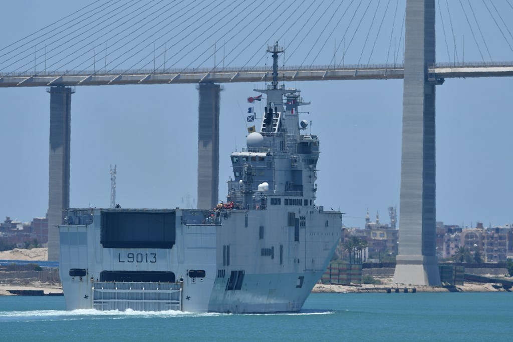 Le porte-hélicoptères Mistral franchit le canal de Suez