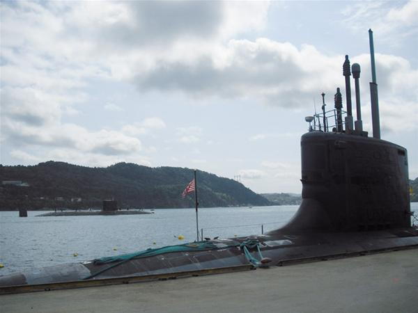 Le HMS Turbulent quitte la base navale de Haakonsvern près de Bergen, l'USS New Hampshire est encore à quai