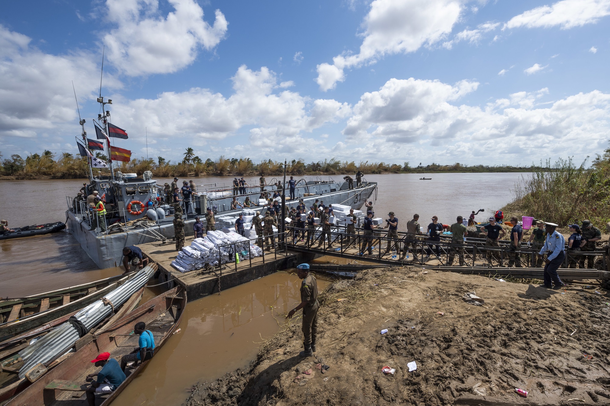 Des chalands de transport de matériel (CTM) débarquent du fret humanitaire à Buzi (Mozambique)