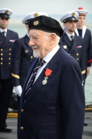 Un vétéran de la Seconde Guerre mondiale reçoit la Légion d'Honneur à bord de la frégate Jean de Vienne