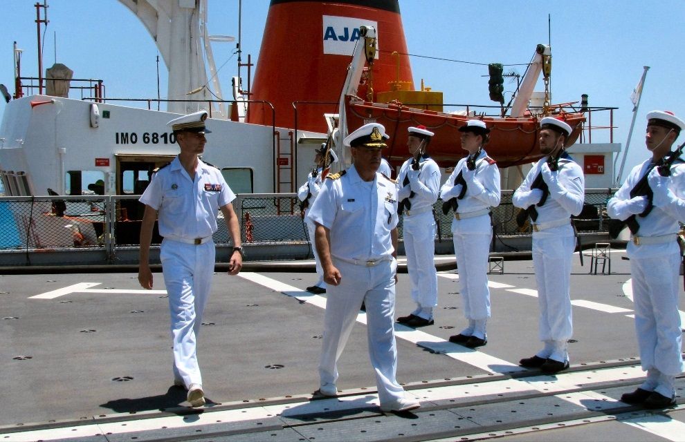 Le CV Tourneux, commandant le Forbin, accueille à bord le chef d’état-major des forces navales chypriotes, le capitaine de vaisseau Pohanis