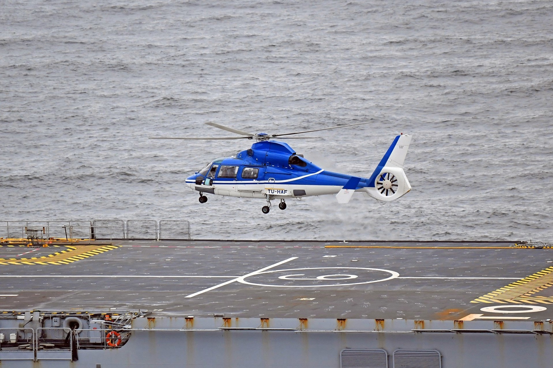 Un hélicoptère civil pose pour la première fois sur un bâtiment de la Marine nationale