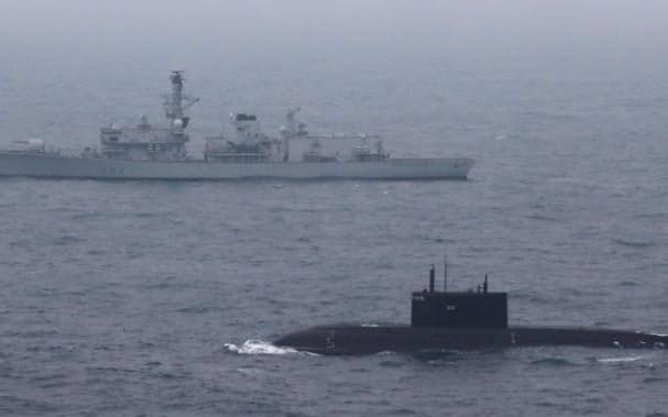 La frégate HMS Somerset escorte le sous-marin russe Krasnodar lors de son transit en surface en Manche