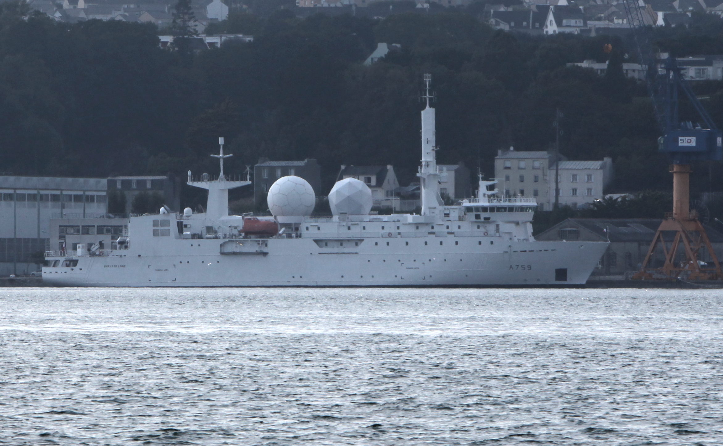 Le navire de renseignement électronique Dupuy-de-Lômedans le port de Brest