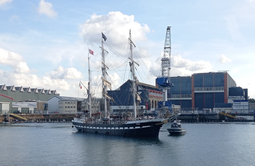 Le trois-mâts BELEM dans le port militaire de Cherbourg