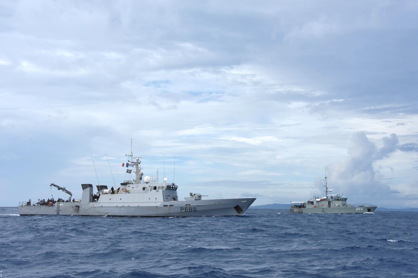 Le La Glorieuse et le patrouilleur fidjien « Kikau »