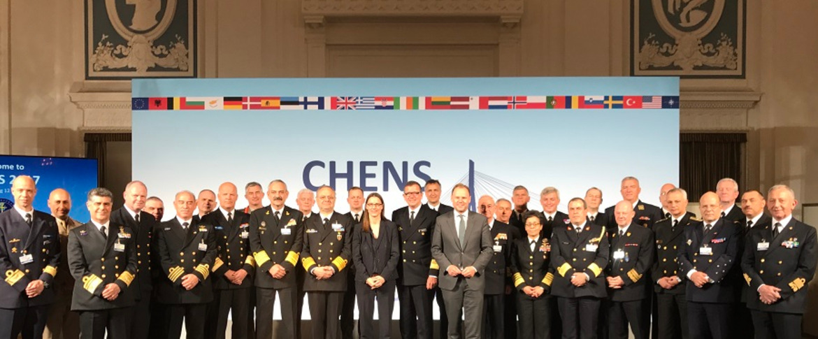 Les participants du Chiefs of European Navies Symposium (CHENS), à Hambourg