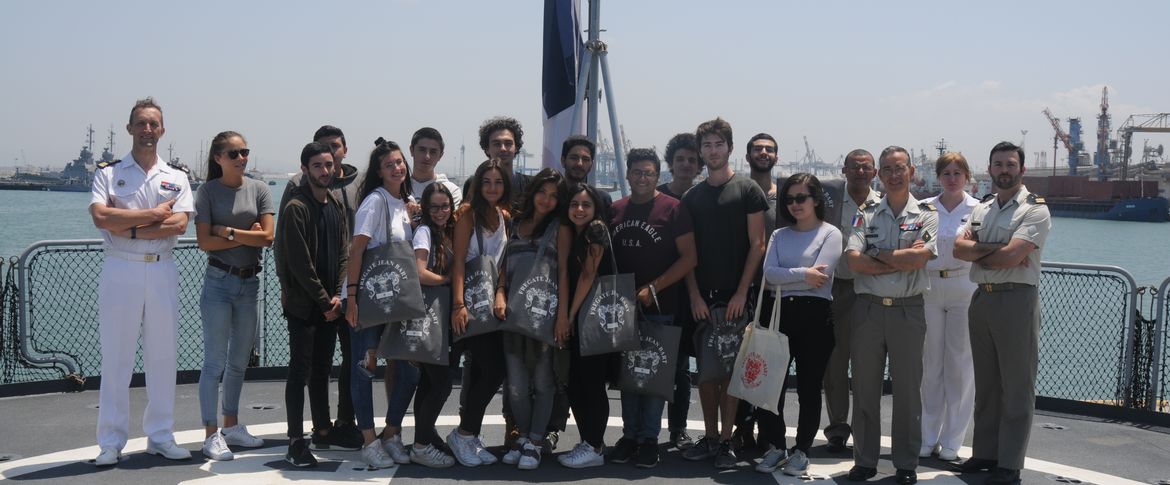 Les participants à la Journée Défense Citoyenneté à Haïfa (Israël) à bord de la frégate Jean Bart