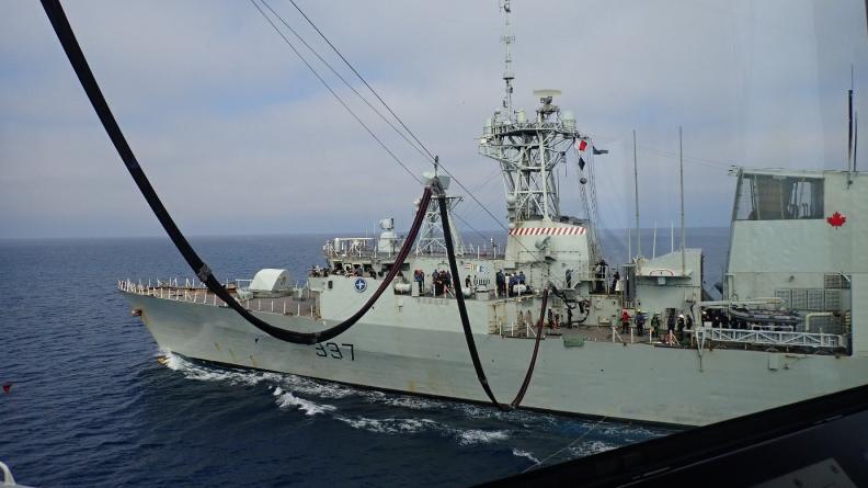 Le Jacques Chevallier ravitaille la frégate canadienne HMCS Fredericton
