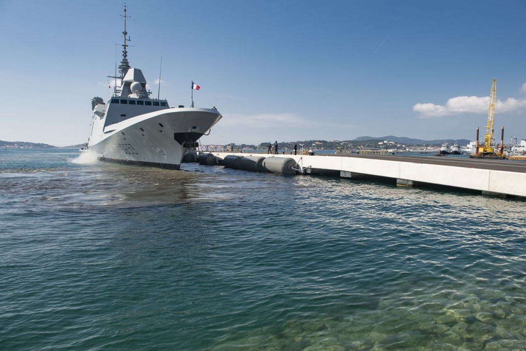 Une frégate FREMM accostée aux nouveaux appontements à Toulon