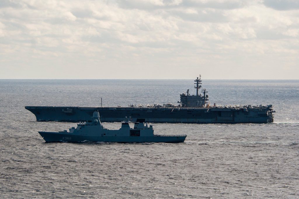 La frégate danoise HDMS Peter Willemoes navigue en 2017 avec le porte-avions USS George H.W. Bush