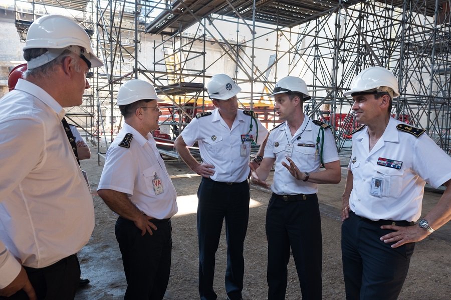 Le chef d’état-major de la marine visite le porte-avions Charles de Gaulle en arrêt technique majeur