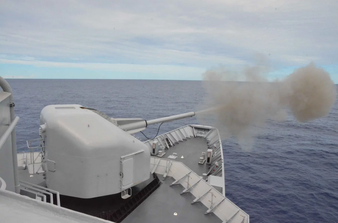 La frégate Vendémiaire tire au canon de 100 mm