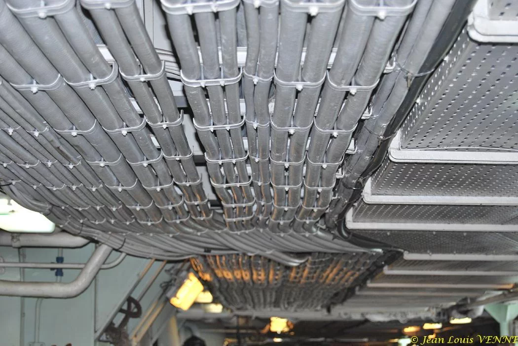 Les tuyaux circulant au plafond