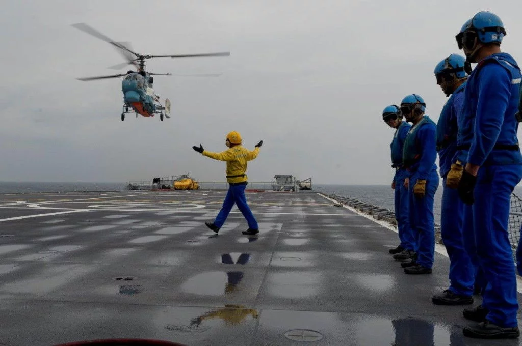 L'hélicoptère Ka-27 Helix se dispose à apponter sur le Siroco