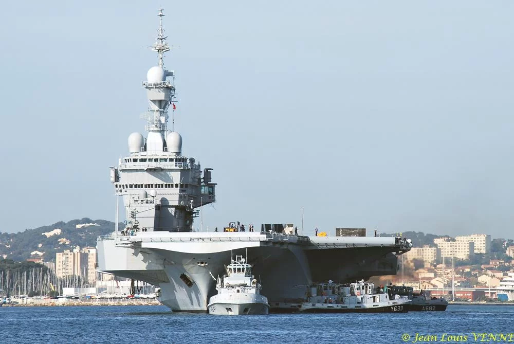 Le porte-avions Charles de Gaulle change de quai