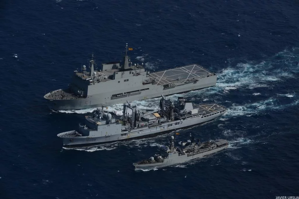 Le Var ravitaille à la mer 2 bâtiments de l’opération Atalante