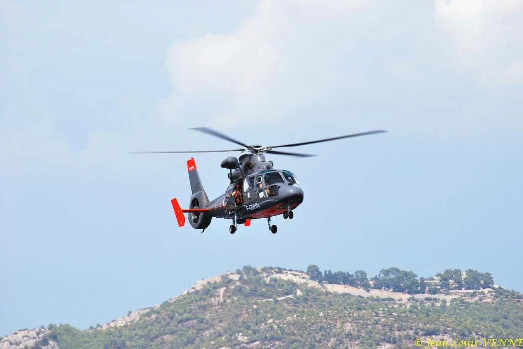 L'hélicoptère Dauphin de service public survole la rade de Bandol