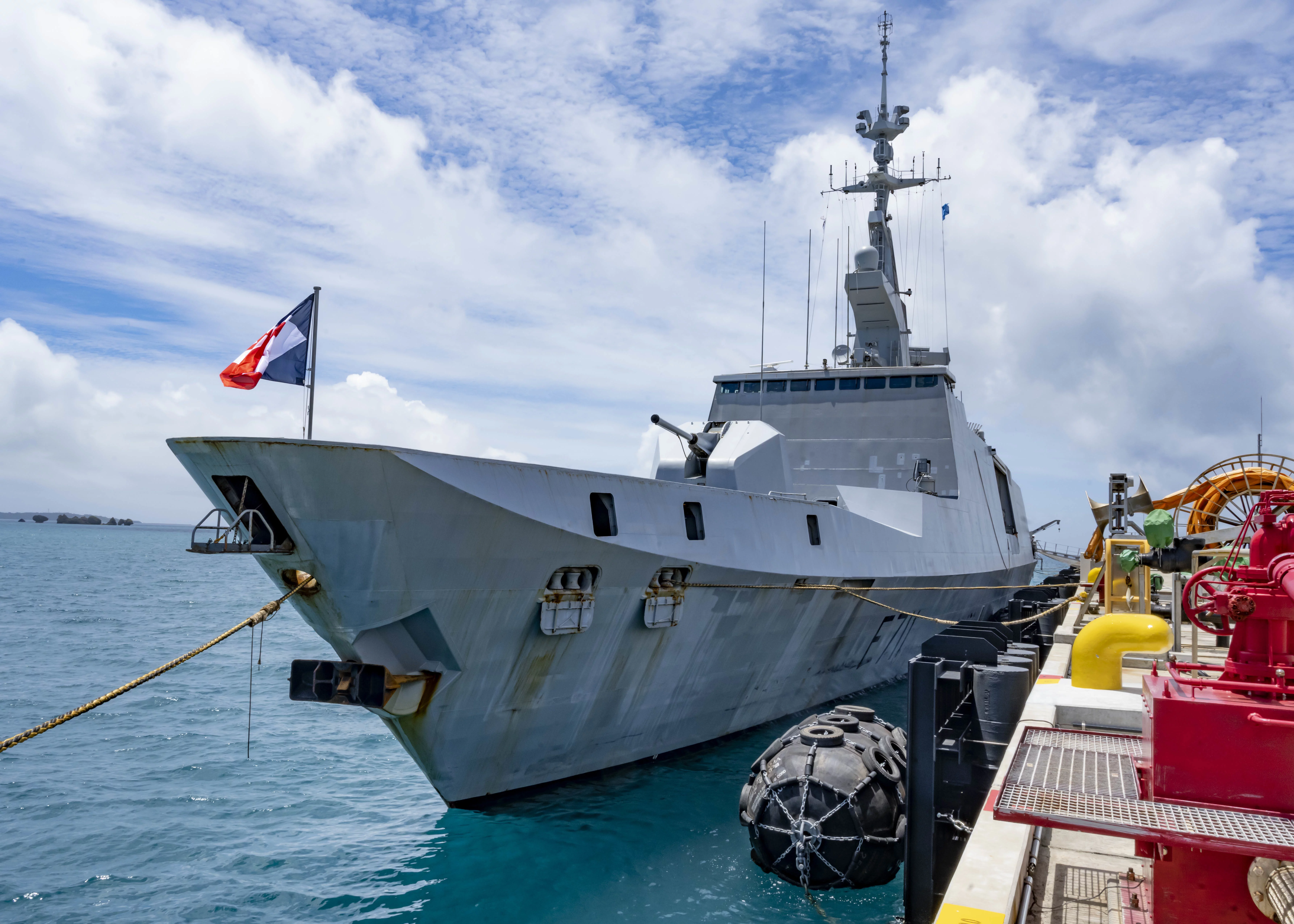 La frégate Surcouf accostée dans la base navale White Beach à Okinawa (Japon)