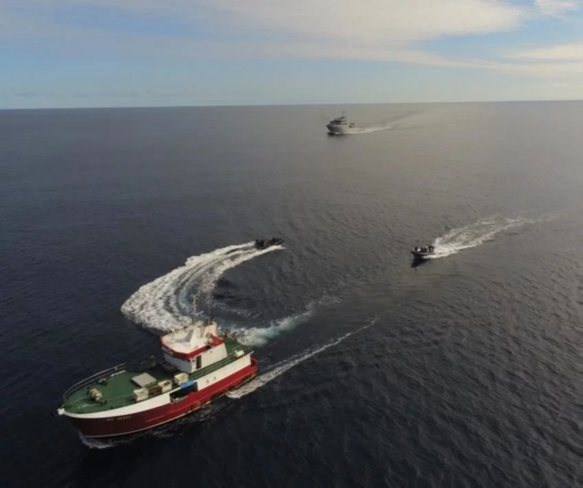 Le Bâtiment de soutien et d’assistance outre-mer (BSAOM) D’Entrecasteaux s’entraîne à la police des pêches