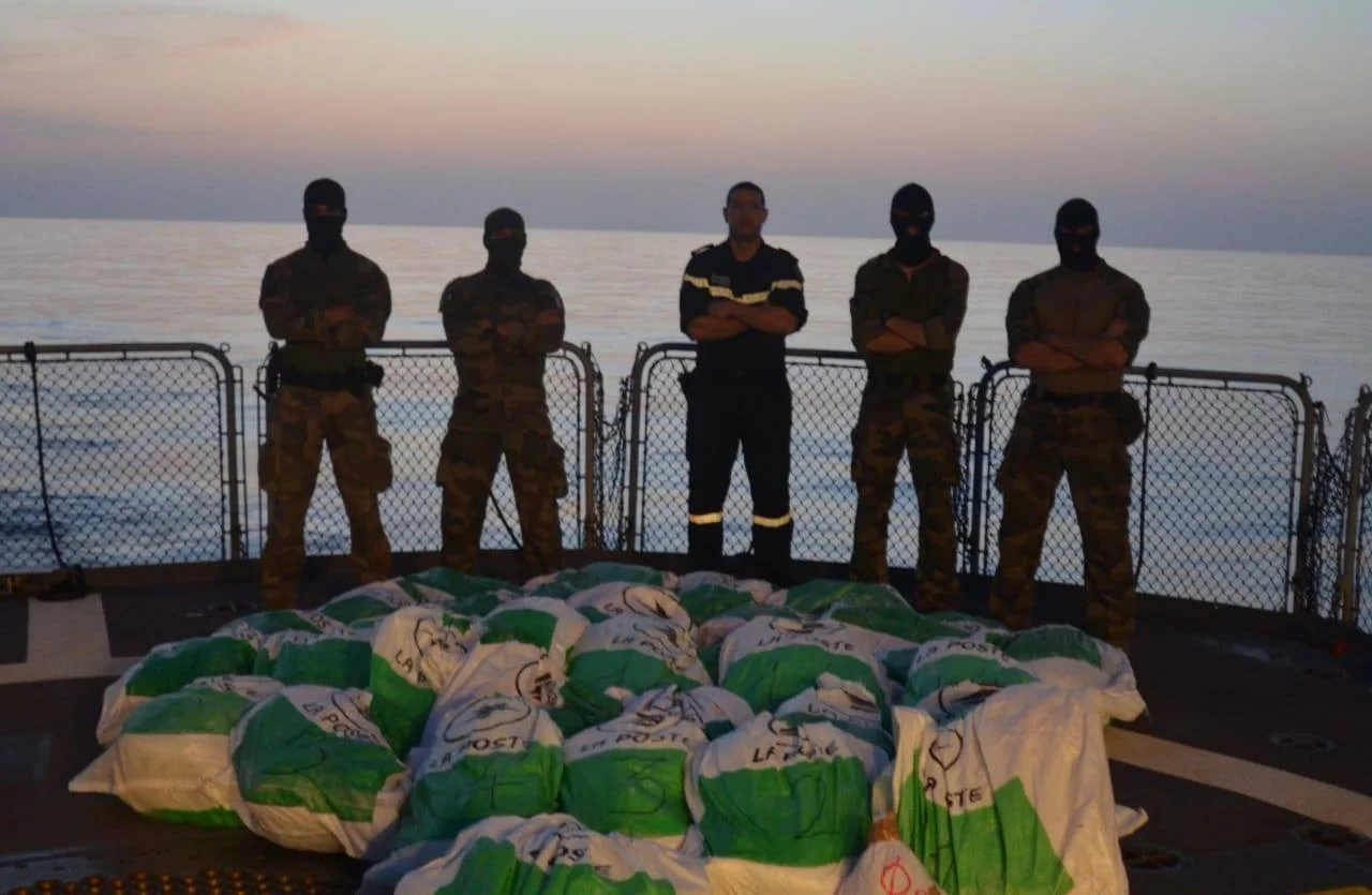 La frégate Cassard saisit près de 670 Kg d’héroïne sur un boutre lors d'une inspection à bord.