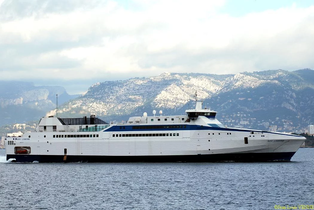 Le Liamone sort de la base navale de Toulon pour des essais