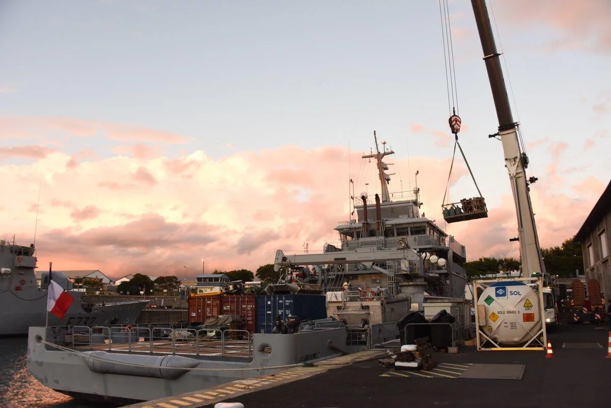 Le BSAOM Champlain embarque de l’oxygène liquide destiné à Mayotte