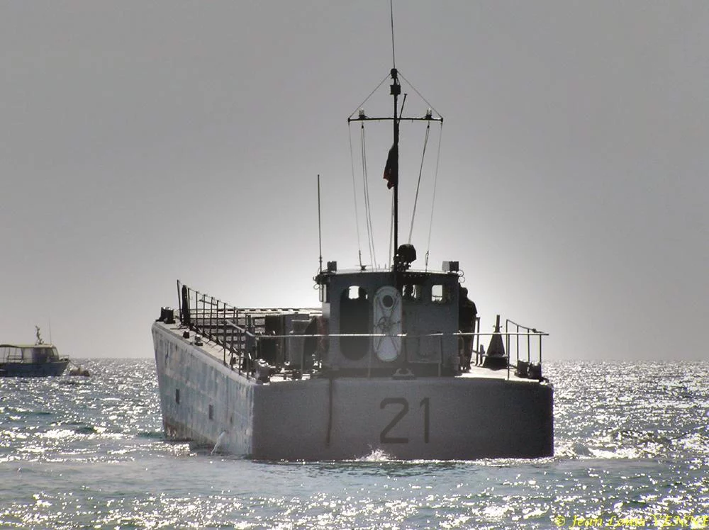 La flottille amphibie s'entraîne sur la plage des Sablettes