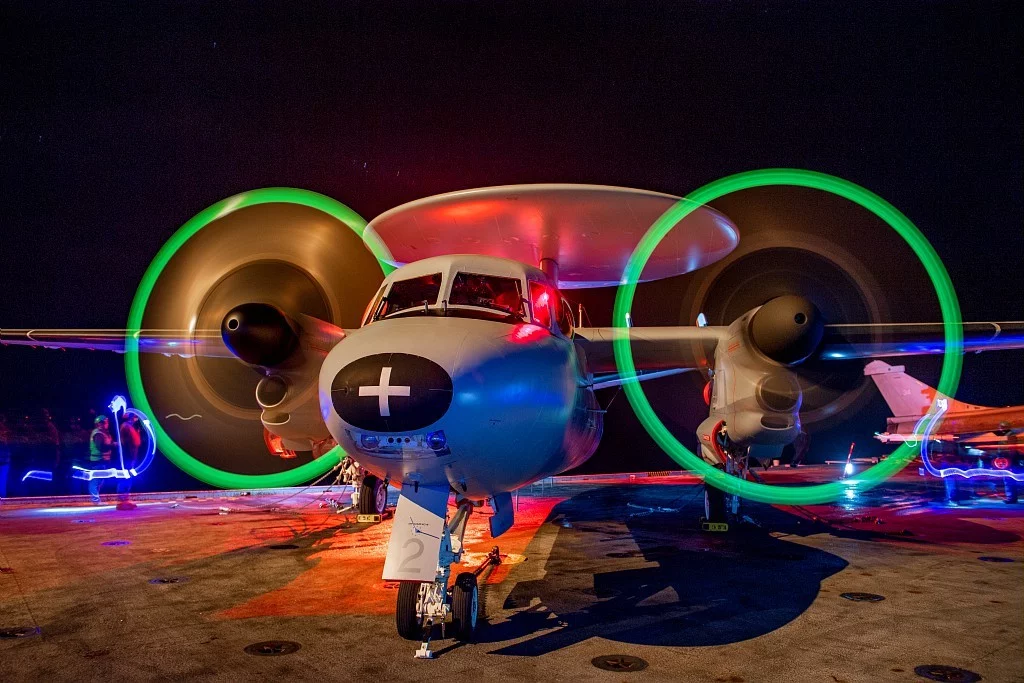Un avion de guet aérien Hawkeye sur le pont du Charles de Gaulle