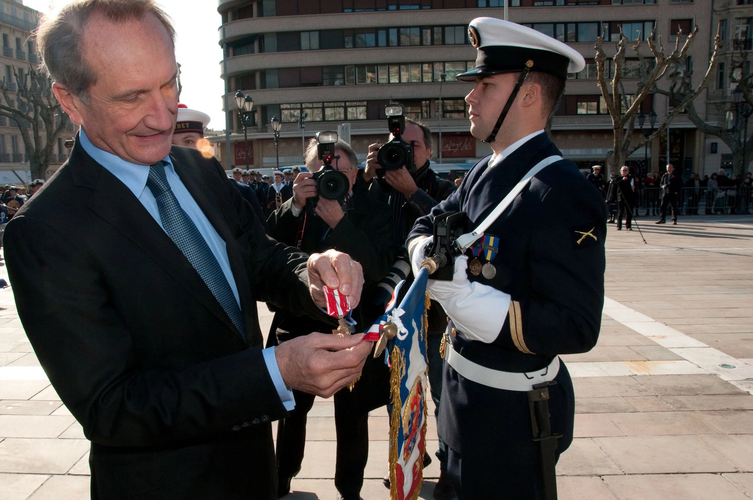 Le ministre de la Défense remet la Croix de la Valeur militaire à la frégate Courbet