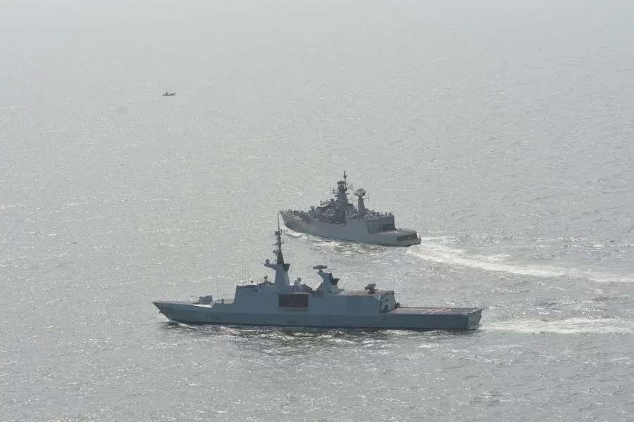 La frégate La Fayette et la frégate indienne Brahmaputra