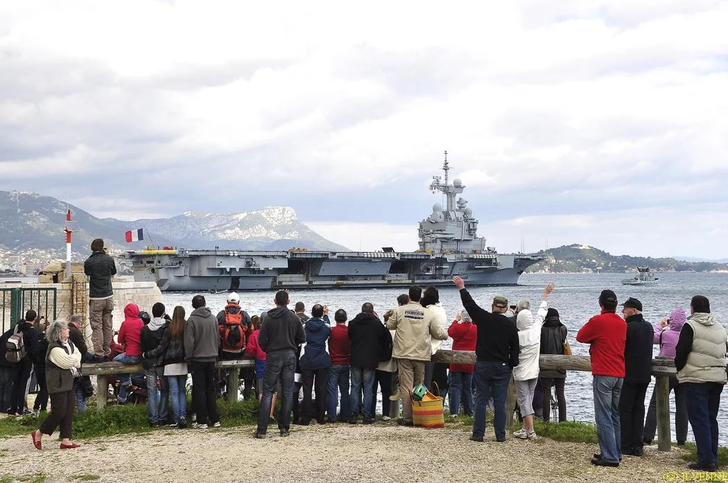 Le porte-avions Charles de Gaulle appareille pour la mission Harmattan